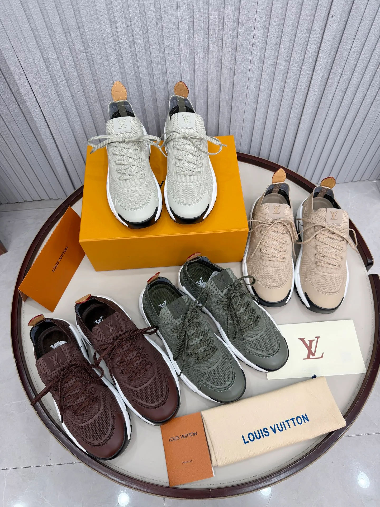 Men's men's shoes P640! Top version LV Louis Vuitton L Jialu brand Runner Tatic series thick-soled casual sports shoes running shoes original purchase development and production This LV Runner Tatic sports shoe combines fly woven fabric material to interpret the inspiration of traditional mountaineering shoes. The LV letters are written on one side, the Louis Vuitton logo, and the light and wear-resistant rubber outsole complete the whole package. The delivery counter is exquisitely packaged🛍📦 ▪️Fabrics: Original imported custom fly-knit fabric ▪️Inner lining: Original custom-made breathable mesh ▪️Sole: Original molded anti-slip rubber combination material ▪️Sole thickness: 4CM ▪️Size: Men's 39-45